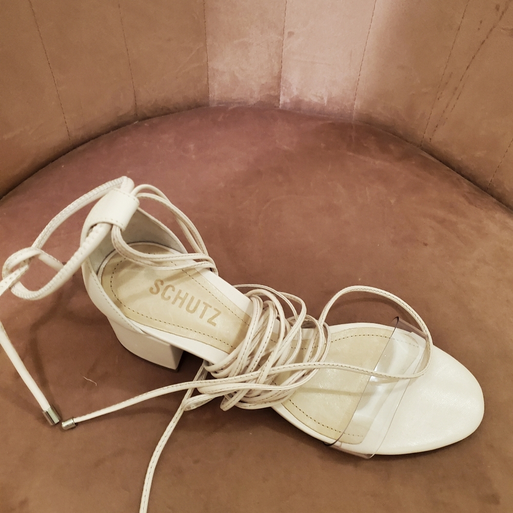 Sz 7B NIB Schutz sandals